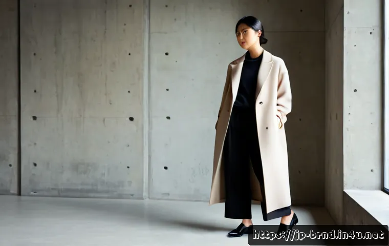 아크네 스튜디오와 마르니의 미니멀 룩 - Photorealistic editorial fashion scene, elegant Japanese woman wearing a minimalist oversized sand-c...